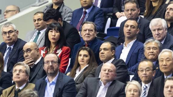 Soyeon Schroeder-Kim, Gerhard Schroeder (ehemaliger Bundeskanzler), Robert Bob Hanning (DHB-Vizepraesident) und Horst Seehofer (Innenminister) auf der Tribuene. Korea vs. Deutschland, Vorrunde, Handball, IHF Handball Weltmeisterschaft, 10.01.19 Berlin Berlin Germany Mercedes-Benz-Arena Copyright: xAgentur54Gradx xFelixxKoenigx