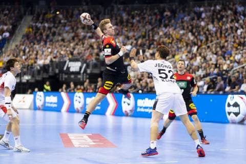Franz Semper (Nr. 32, Deutschland) gegen Jaewan Jeong (Nr. 52, Korea). Korea vs. Deutschland, Vorrunde, Handball, IHF Handball Weltmeisterschaft, 10.01.19 Berlin Berlin Germany Mercedes-Benz-Arena Copyright: xAgentur54Gradx xFelixxKoenigx
