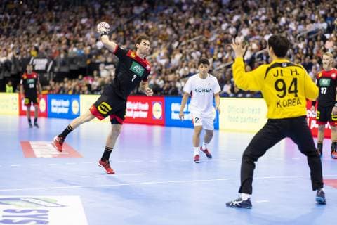 Uwe Gensheimer (Nr. 3, Deutschland) beim Siebenmeterversuch gegen Jin Hyung Ji (Nr. 94, Korea). Korea vs. Deutschland, Vorrunde, Handball, IHF Handball Weltmeisterschaft, 10.01.19 Berlin Berlin Germany Mercedes-Benz-Arena Copyright: xAgentur54Gradx xFelixxKoenigx