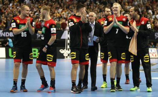 Team Deutschland bedankt sich bei den Fans nach Sieg des Eroeffnungsspiels Korea gegen Deutschland der Handball- WM 2019 der Maenner am 10.01.2019 in der Mercedes-Benz Arena in Berlin Handball - WM 2019 - Gruppe A - Korea vs Deutschland