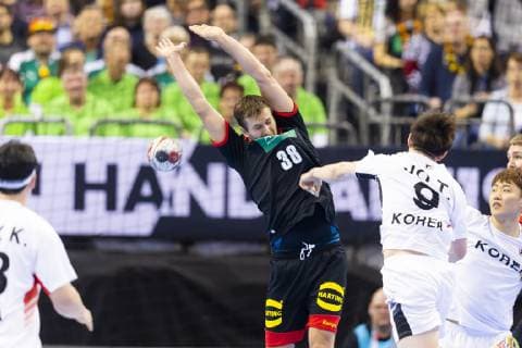 Taehun Jo (Nr. 9, Korea) gegen Fabian Boehm (Nr. 38, Deutschland). Korea vs. Deutschland, Vorrunde, Handball, IHF Handball Weltmeisterschaft, 10.01.19 Berlin Berlin Germany Mercedes-Benz-Arena Copyright: xAgentur54Gradx xFelixxKoenigx
