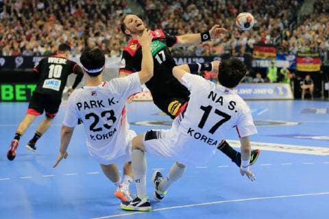 Deutschland , Berlin , Mercedes Benz Arena , IHF Handball Weltmeisterschaft der Maenner , Deutschland 17 Steffen Weinhold (GER ) - Korea Kwangsoon Park Seungdo Na ( KOR )