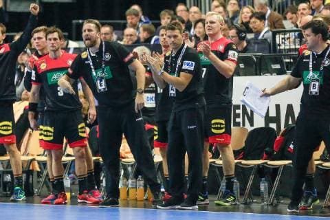Deutschland , Berlin , Mercedes Benz Arena , IHF Handball Weltmeisterschaft der Maenner , Deutschland Oliver Roggisch Trainer Christian Prokop (GER ) - Korea ( KOR )