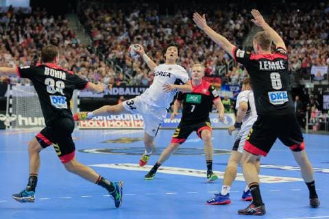 Deutschland , Berlin , Mercedes Benz Arena , IHF Handball Weltmeisterschaft der Maenner , Deutschland 38 Fabian Boehm Finn Lemke (GER ) - Korea 34 Jeongu Kang ( KOR )