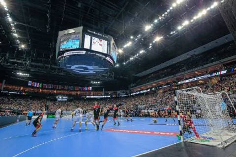 Deutschland , Berlin , Mercedes Benz Arena , IHF Handball Weltmeisterschaft der Maenner , Deutschland (GER ) - Korea ( KOR ) Übersicht Totale Fans Zuschauer Spielfeld