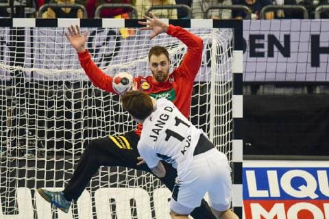 Deutschland , Berlin , Mercedes Benz Arena , IHF Handball Weltmeisterschaft der Maenner , Deutschland Siebenmeter 33 Andreas Wolff (GER ) - Korea 11 Hyun - Dong Jang ( KOR )