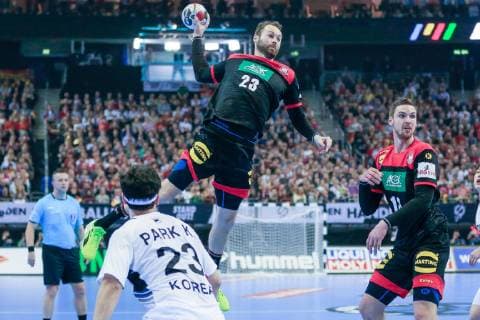 Deutschland , Berlin , Mercedes Benz Arena , IHF Handball Weltmeisterschaft der Maenner , Deutschland Steffen Fäth (GER ) - Korea Kwangsoon Park ( KOR )
