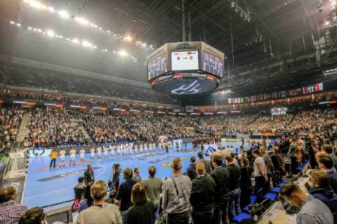 Deutschland , Berlin , Mercedes Benz Arena , IHF Handball Weltmeisterschaft der Maenner , Deutschland (GER ) - Korea ( KOR ) die beiden Teams Nationalhyme