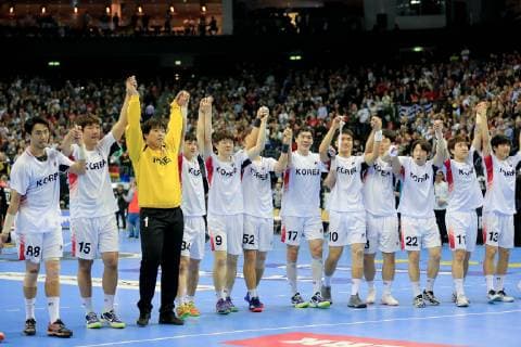 Deutschland , Berlin , Mercedes Benz Arena , IHF Handball Weltmeisterschaft der Maenner , Deutschland (GER ) - Korea Schlussjubel der Koreaner ( KOR )