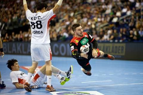 Handball Berlin 10.01.2019 Weltmeisterschaft 2019 Weltmeisterschaften der Männer Gruppe A Deutschland (GER) - Korea (KOR) Jannik Kohlbacher (Deutschland, No.48) KU Changeun (Korea, No.88)