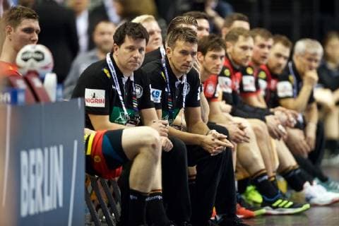 Handball Berlin 10.01.2019 Weltmeisterschaft 2019 Weltmeisterschaften der Männer Gruppe A Deutschland (GER) - Korea (KOR) Alexander Haase (Deutschland, Co-Trainer, Assistenztrainer) Christian Prokop (Deutschland, Trainer) re.