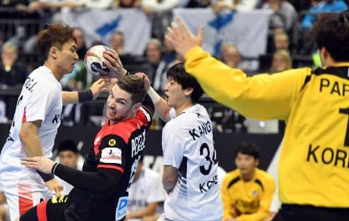 Hendrik Pekeler (Deutschland), beim Wurf, vorne Jaeyong Park (Torwart Korea), hinten Jaewan Jeong (Korea), und Jeong Kang (Korea), Korea-Deutschland Korea-Germany IHF Handball Weltmeisterschaft 2019, Hanball World Championship WM Weltmeisterschaft 2019, Herren, Männer, Maenner, men, Handball, Deutschland, Germany, Vorrunde, Gruppe A, group A Berlin, 10.1.2019