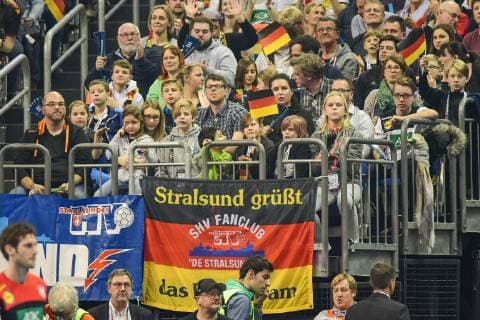 Deutschland , Berlin , Mercedes Benz Arena , IHF Handball Weltmeisterschaft der Maenner , Deutschland (GER ) - Korea ( KOR ) Deutschland Fans Stralsund grüssen und schwenken Fähnchen