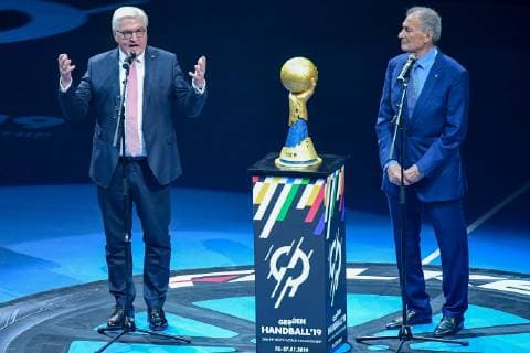 Deutschland , Berlin , Mercedes Benz Arena , IHF Handball Weltmeisterschaft der Maenner , Deutschland (GER ) - Korea ( KOR ) Eröffnungsrede Frank-Walter Steinmeier Bundespräsident Hassan Moustafa ( IHF Präsident )