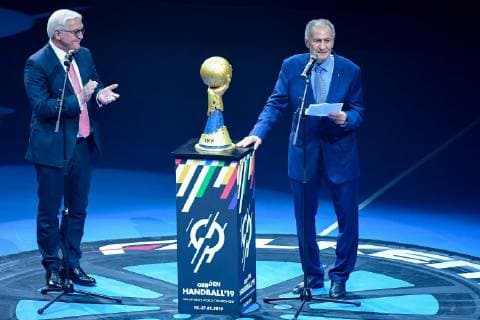 Deutschland , Berlin , Mercedes Benz Arena , IHF Handball Weltmeisterschaft der Maenner , Deutschland (GER ) - Korea ( KOR ) Eröffnungsrede Frank-Walter Steinmeier Bundespräsident Hassan Moustafa ( IHF Präsident )