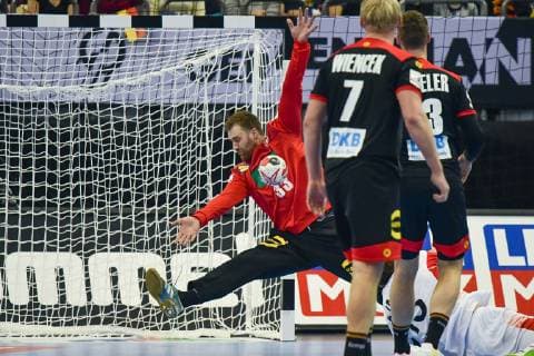 Deutschland , Berlin , Mercedes Benz Arena , IHF Handball Weltmeisterschaft der Maenner , Deutschland 33 Andreas Wolff (GER ) - Korea 15 Dongmyung Kim ( KOR )