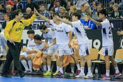 Deutschland , Berlin , Mercedes Benz Arena , IHF Handball Weltmeisterschaft der Maenner , Deutschland (GER ) - Korea Jaeyong Park ( KOR ) klatscht mit seinen Mitspielern ab