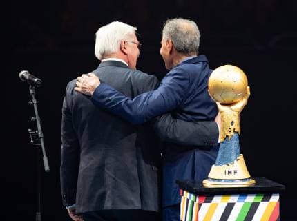 Handball-WM Korea - Deutschland am 10.01.2019 in der Mercedes-Benz Arena in Berlin Eröffnung der Weltmeisterschaft durch den Bundespräsidenten Frank-Walter Steinmeier, links und IHF Präsident Hassan Moustafa