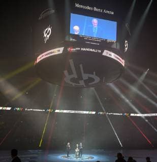Handball-WM Korea - Deutschland am 10.01.2019 in der Mercedes-Benz Arena in Berlin Eröffnung der Weltmeisterschaft durch den Bundespräsidenten Frank-Walter Steinmeier, links und IHF Präsident Hassan Moustafa
