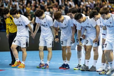 Deutschland vs Korea, Handball Weltmeisterschaft 2019, 10.01.2019 Die Koreanische Mannschaft verneigt sich vor ihren Fans nach dem Spiel zwischen Deutschland und Korea bei der Handball Weltmeisterschaft in Berlin am 10.01.2019, , Berlin BER Germany Mercedes-Benz-Arena