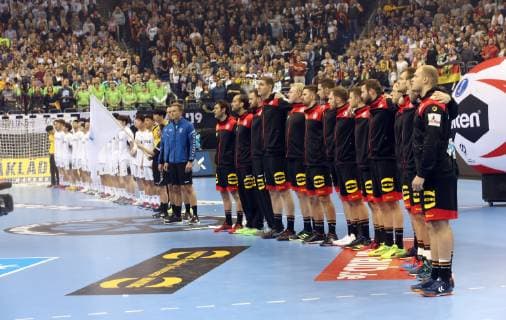 GER, Handball WM 2019, Deutschland vs. Korea 10.01.2019, Mercedes Benz Arena, Berlin, GER, Handball WM 2019, Deutschland vs. Korea, im Bild Deutsche Mannschaft, Nationalhymne