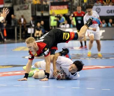 GER, Handball WM 2019, Deutschland vs. Korea 10.01.2019, Mercedes Benz Arena, Berlin, GER, Handball WM 2019, Deutschland vs. Korea, im Bild Matthias Musche (GER 37), JI Hyung Jin (Korea 2)