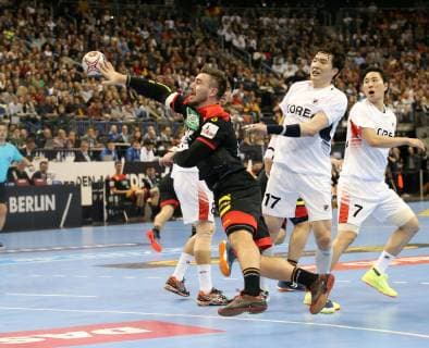 GER, Handball WM 2019, Deutschland vs. Korea 10.01.2019, Mercedes Benz Arena, Berlin, GER, Handball WM 2019, Deutschland vs. Korea, im Bild Jannik Kohlbacher (GER 48), PARK Young Jun (Korea 17), KANG Tan (Korea 7)