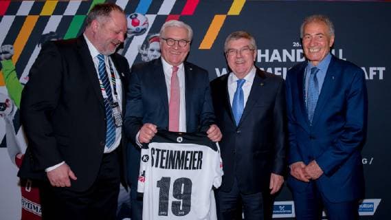 Handball Berlin 10.01.2019 Weltmeisterschaft 2019 Weltmeisterschaften der Männer Gruppe A Deutschland (GER) - Korea (KOR) Von links: DHB-Präsident Andreas Michelmann, Bundespräsident Frank-Walter Steinmeier, IOC-Präsident Dr. Thomas Bach und IHF-Präsident Dr. Hassan Moustafa.