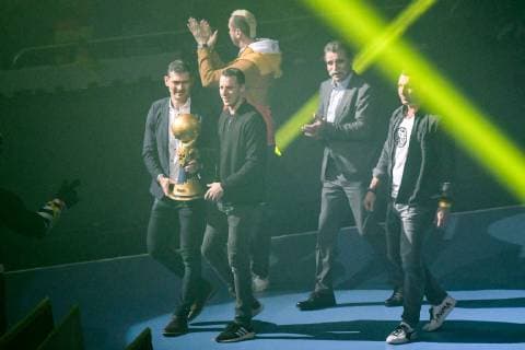 Deutschland , Berlin , Mercedes Benz Arena , IHF Handball Weltmeisterschaft der Maenner , Deutschland Henning Fritz Dominik Klein Pascal Hens Heiner Brand Stefan Kretzschmar (GER ) - Korea ( KOR ) präsentieren die Trophäe den Pokal