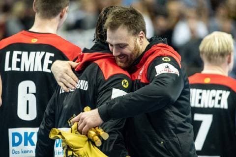 Deutschland vs Korea, Handball Weltmeisterschaft 2019, 10.01.2019 Torwart Silvio Heinevetter (GER 12) und Torwart Andreas Wolff (GER 33) nach der Wahl zum Man of the match beim Spiel zwischen Deutschland und Korea bei der Handball Weltmeisterschaft in Berlin am 10.01.2019, , Berlin BER Germany Mercedes-Benz-Arena