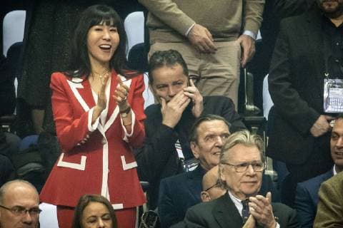 Deutschland vs Korea, Handball Weltmeisterschaft 2019, 10.01.2019 Der ehemalige Bundeskanzler Gerhard Schröder (sitzend) mit seiner 5. Ehefrau Soyeon Kim (rotes Kleid) auf der Tribüne beim Spiel zwischen Deutschland und Korea bei der Handball Weltmeisterschaft in Berlin am 10.01.2019, , Berlin BER Germany Mercedes-Benz-Arena