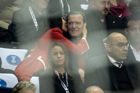 Deutschland vs Korea, Handball Weltmeisterschaft 2019, 10.01.2019 Der ehemalige Bundeskanzler Gerhard Schröder mit seiner 5. Ehefrau Soyeon Kim auf der Tribüne beim Spiel zwischen Deutschland und Korea bei der Handball Weltmeisterschaft in Berlin am 10.01.2019, , Berlin BER Germany Mercedes-Benz-Arena