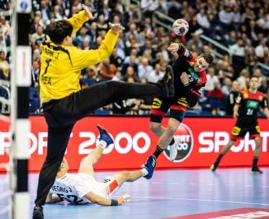Deutschland vs Korea, Handball Weltmeisterschaft 2019, 10.01.2019 Hendrik Pekeler (GER 13) beim Torwurf gegen Jaeyong Park (COR 1) beim Spiel zwischen Deutschland und Korea bei der Handball Weltmeisterschaft in Berlin am 10.01.2019, , Berlin BER Germany Mercedes-Benz-Arena