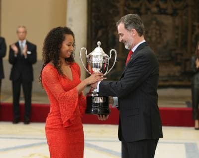 Verleihung des spanischen Sportpreises in Madrid Los Reyes de Espana entregan los Premios Nacionales del Deporte. En la imagen, el rey Felipe VI entrega el premio a la atleta María Vicente García. Spain s King Felipe and Queen Letizia give the National Sports Awards. In this picture, María Vicente García. 