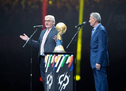 Bundespraesident Frank-Walter Steinmeier eroeffnet mit IHF- Praesident Hassan Moustafa (r) die Weltmeisterschaft. Eroeffnungsspiel - Gruppe A: Korea (COR) - Deutschland (GER) in der Mercedes-Benz Arena in Berlin, Deutschland am 10.01.2019. IHF - Handball Weltmeisterschaft der Maenner in Deutschland und Daenemark 2019, *** German President Frank Walter Steinmeier opens with IHF President Hassan Moustafa r the World Championship Opening Match Group A Korea COR Germany GER at the Mercedes Benz Arena in Berlin Germany on 10 01 2019 IHF Handball World Championship of Men in Germany and Denmark 2019