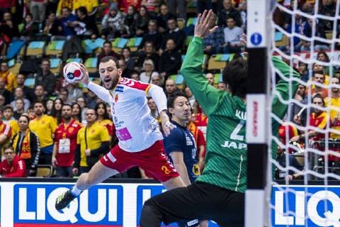 Muenchen, Deutschland 11. Januar 2019: WM 2019 Männer - Gruppe B - Japan vs. Mazedonien v.li. Dejan Manaskov (Mazedonien), Yuki Kubo (Japan) Muenchen Olympiahalle Bayern Deutschland