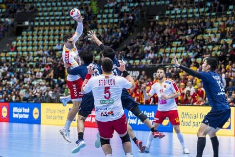 Muenchen, Deutschland 11. Januar 2019: WM 2019 Männer - Gruppe B - Japan vs. Mazedonien v.li. Kiril Lazarov (Mazedonien), Yuto Agarie (Japan), Remi Anri Doi (Japan), Stojanche Stoilov (Mazedonien), Kenya Kasahara (Japan) Muenchen Olympiahalle Bayern Deutschland