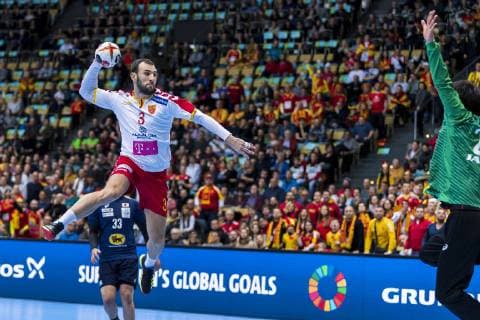 Muenchen, Deutschland 11. Januar 2019: WM 2019 Männer - Gruppe B - Japan vs. Mazedonien v.li. Dejan Manaskov (Mazedonien), Yuki Kubo (Japan) Muenchen Olympiahalle Bayern Deutschland