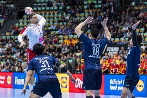 Muenchen, Deutschland 11. Januar 2019: WM 2019 Männer - Gruppe B - Japan vs. Mazedonien v.li. Kiril Lazarov (Mazedonien), Tatsuki Yoshino (Japan), Kohei Narita (Japan) Muenchen Olympiahalle Bayern Deutschland