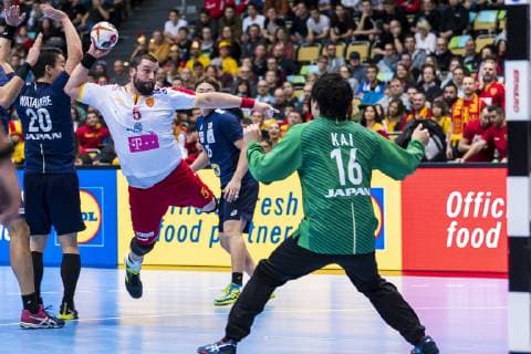 Muenchen, Deutschland 11. Januar 2019: WM 2019 Männer - Gruppe B - Japan vs. Mazedonien v.li. Jin Watanabe (Japan), Stojanche Stoilov (Mazedonien), Akihito Kai (Japan) Muenchen Olympiahalle Bayern Deutschland