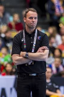 Muenchen, Deutschland 11. Januar 2019: WM 2019 Männer - Gruppe B - Japan vs. Mazedonien Trainer Dagur Sigurdsson (Japan) nachdenklich grübelnd gruebelnd Muenchen Olympiahalle Bayern Deutschland