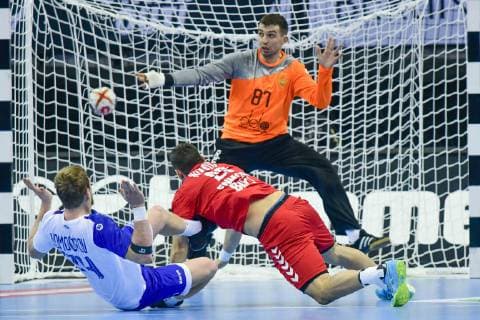 Deutschland , Berlin , Mercedes Benz Arena , IHF Handball Weltmeisterschaft der Maenner , Serbien 23 Zoran Nikolic ( SRB ) - Russland 34 Vitaly Komogorov 87 Victor Kireev ( RUS )