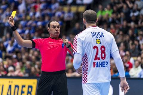 Muenchen, Deutschland 11. Januar 2019: WM 2019 Männer - Gruppe B - Island vs. Kroatien Zeljko Musa (Kroatien SC Magdeburg) erhält die gelbe Karte vom Schiedsrichter Muenchen Olympiahalle Bayern Deutschland