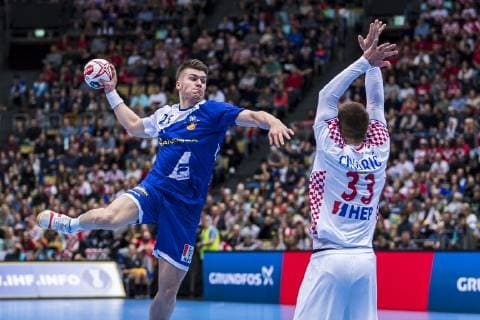 Muenchen, Deutschland 11. Januar 2019: WM 2019 Männer - Gruppe B - Island vs. Kroatien v.li. Elvar Orn Jonsson (Island), Luka Cindric (Kroatien) Muenchen Olympiahalle Bayern Deutschland
