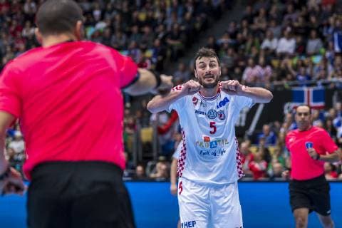 Muenchen, Deutschland 11. Januar 2019: WM 2019 Männer - Gruppe B - Island vs. Kroatien Domagoj Duvnjak (Kroatien THW Kiel) diskutiert mit dem Schiedsrichter Muenchen Olympiahalle Bayern Deutschland