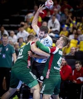 Handball WM, Argentinien - Ungarn Sebastián Simonet of Argentina between Patrik Ligetvari and Peter Hornyk of Hungary during the men s IHF Handball World Championship WM Weltmeisterschaft match in Group D between Argentina-Hungary in Copenhagen , Denmark, on Friday, Jan. 11, 2019.. , Copenhagen Denmark Copyright: Scanpix LiselottexSabroex COP101 spdk20190111-185240-L