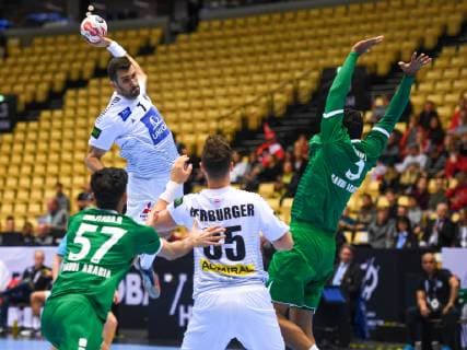 Handball WM, Saudi-Arabien - Österreich HANDBALL - IHF WC, AUT vs KSA HERNING,DENMARK,11.JAN.19 - HANDBALL - IHF Men s World Championships, international match Länderspiel Austria vs Saudi Arabia. Image shows Mojtaba Alsalem (KSA), Janko Bozovic, Lukas Herburger (AUT) and Hassan Aljanabi (KSA). GEPAxpictures xOliverxLerch