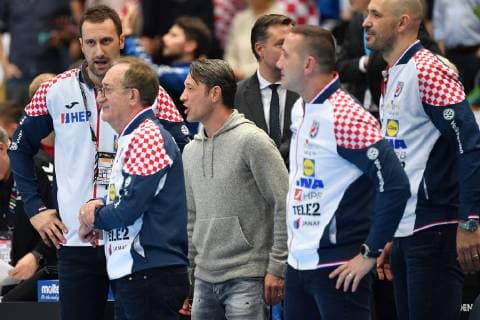 Niko KOVAC (Trainer Bayern Muenchen) auf Abwegen-steht inmitten des kroatischen Trainerteams um Lino CERVAR (li), Vorrunde Gruppe B, Island (ISL)-Kroatien (CRO) 27-31, am 11.01.2019 in