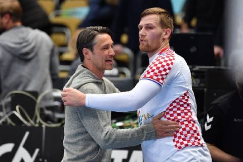 Handball WM, Island - Kroatien Niko KOVAC (Trainer Bayern Muenchen) gratuliert seinen kroatischen Landslaeuten nach Spielende-hier David MANDIC (CRO),. Vorrunde Gruppe B, Island (ISL)-Kroatien (CRO) 27-31, am 11.01.2019 in