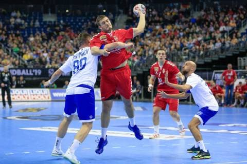 Deutschland , Berlin , Mercedes Benz Arena , IHF Handball Weltmeisterschaft der Maenner , Serbien Milos Obrovic ( SRB ) - Russland 89 Dmitry Zhitnikov ( RUS )
